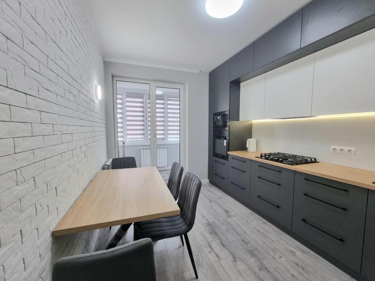 Center, Albisoara Str., 1Bedroom And Living With Balcony Chisinau Luaran gambar